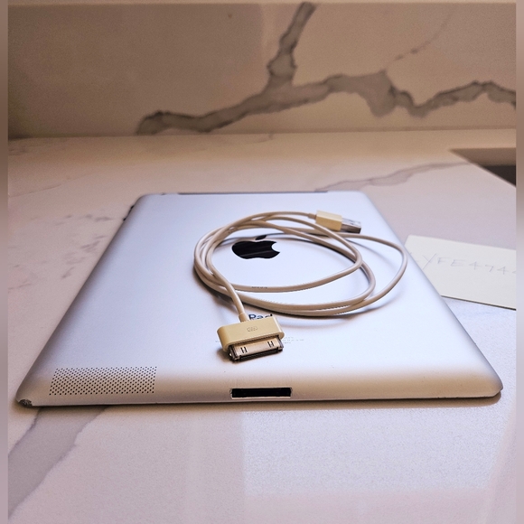 Apple iPad 2 + Charging Cable - Picture 10 of 14